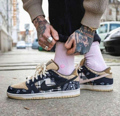 NIK_E SB DUNK LOW TRAVIS SCOTT BANDANA SEMI UA