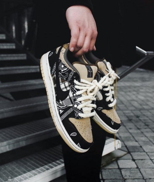 NIK_E SB DUNK LOW TRAVIS SCOTT BANDANA SEMI UA